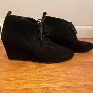 Nine West size 7 black suede wedges bootie
